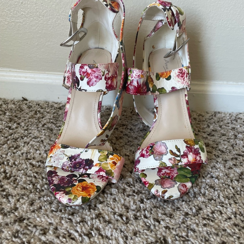 Three straps flowers sandal
